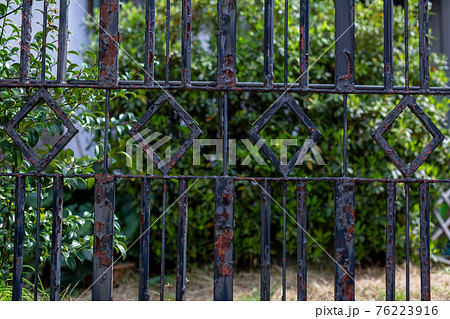 錆びた門扉 76223916