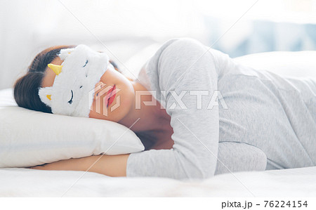 sleeping woman 76224154