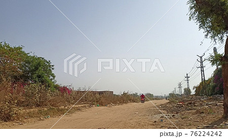 途上国の未舗装道路 76224242