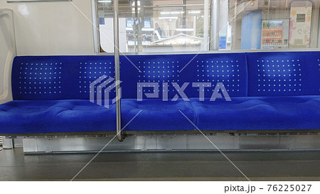 終着駅の誰もいない電車の青いシート 2805 終着駅の誰もいない電車の青いシート 2805 76225027