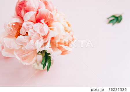 Bunch of pink peonies and roses 76225526