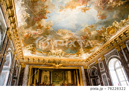 フランスパリのベルサイユ宮殿の神秘的な絵画が描かれた天井の写真素材