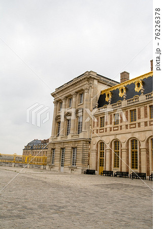 フランスパリのベルサイユ宮殿の石造りの建物 76226378