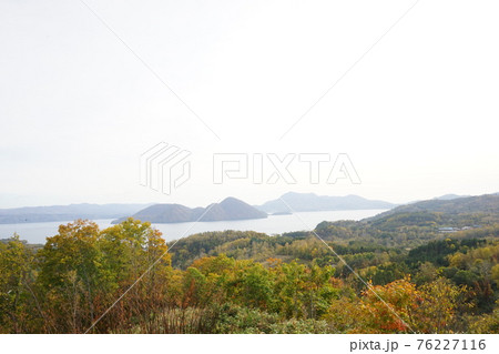 秋の紅葉した景色 洞爺湖 北海道 日本  76227116