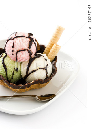 Ice cream scoops served in waffle basket 76227143