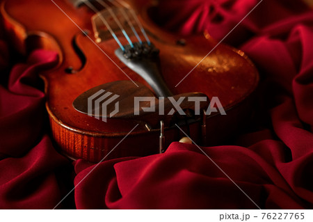 Violin in retro style, closeup view, nobody 76227765
