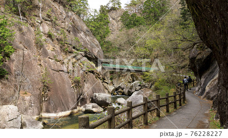 山梨県の景勝地の昇仙峡の春 76228227