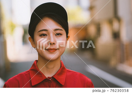 赤いつなぎを着た若い女性 赤いつなぎを着た若い女性 76230358