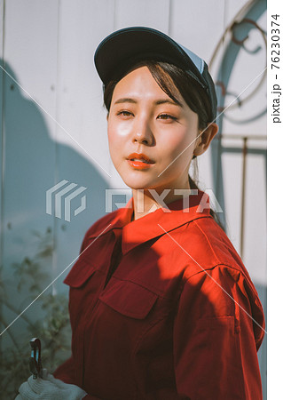 赤いつなぎを着た若い女性の写真素材