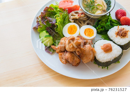 おにぎりの朝ごはんプレート 76231527