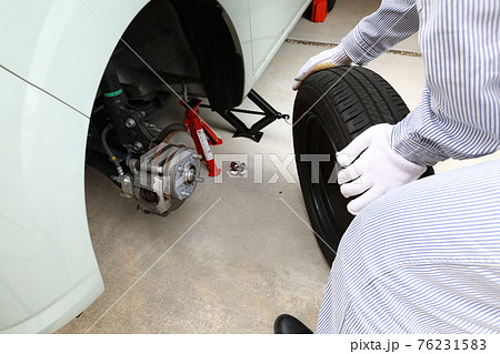 スタッドレスタイヤからノーマルタイヤに交換する作業風景 スタッドレスタイヤからノーマルタイヤに交換する作業風景 76231583
