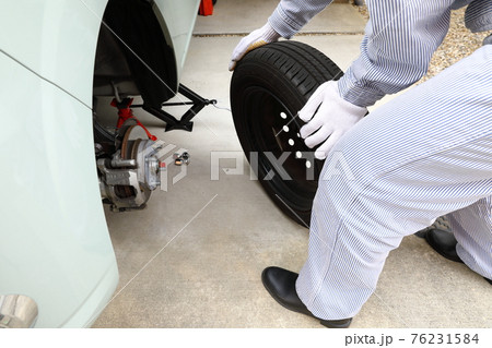 スタッドレスタイヤからノーマルタイヤに交換する作業風景 76231584