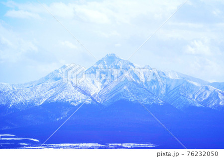 冠雪が美しい斜里岳の山頂付近　北海道 76232050