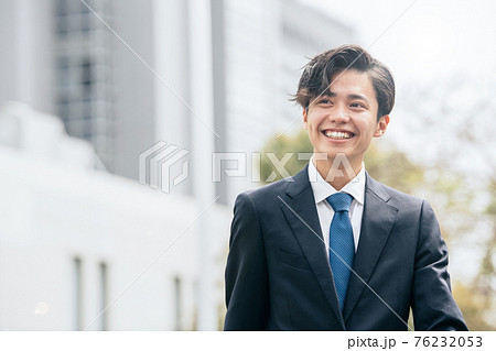 スーツの若い日本人男性・新入社員・就活イメージ 76232053