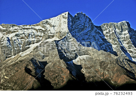 エベレスト街道タンボチェから見渡す朝日に映えるコンデ・リ山群 76232493