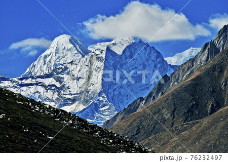 エベレスト街道を進むとコンデ・リの背後に現れたカチュンカン エベレスト街道を進むとコンデ・リの背後に現れたカチュンカン 76232497