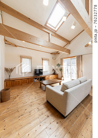 天窓から日が差す一軒家のリビング 76232778