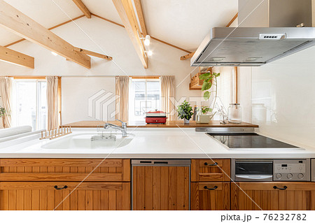 木を使ったデザインのシステムキッチン 76232782