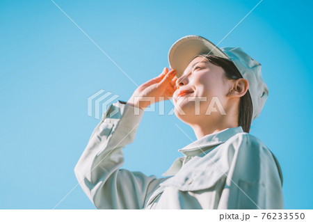 女性工場作業員 76233550