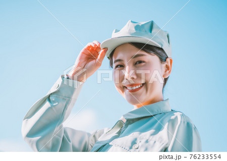 女性工場作業員 76233554
