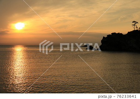 伊豆半島の西伊豆の夕焼け 76233641