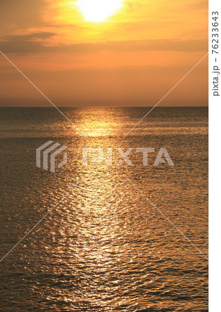 伊豆半島の西伊豆の夕焼け 76233643