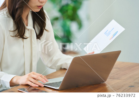 テレワーク　リモートワーク　若い女性 76233972