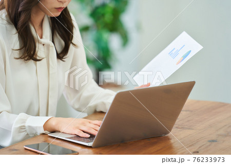 テレワーク　リモートワーク　若い女性 76233973