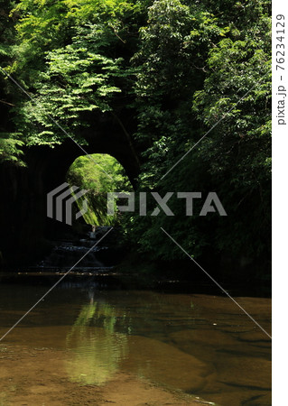 農溝の滝　亀岩の洞窟 76234129