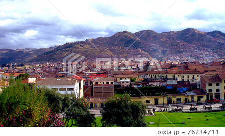 クスコのサント・ドミンゴ教会前のサグラド庭園，ペルー 76234711