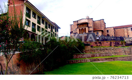 クスコのサント・ドミンゴ教会前のサグラド庭園，ペルー 76234713