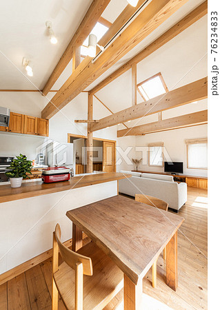 カントリー調デザインの一軒家のダイニングとリビングの写真素材