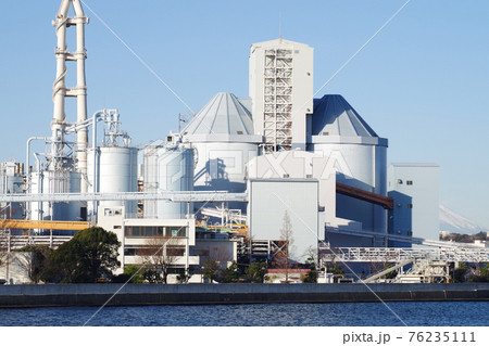 横浜磯子区の発電所プラントの景色 横浜磯子区の発電所プラントの景色 76235111