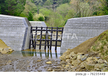 土砂災害防止の為に補強された透過型砂防ダム 76235449
