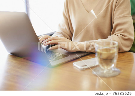 パソコンを操作する女性 76235629