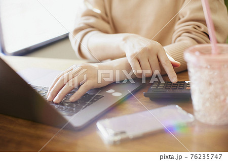 パソコンを操作する女性 76235747