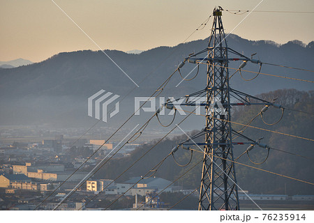 高圧送電鉄塔の風景 高圧送電鉄塔の風景 76235914