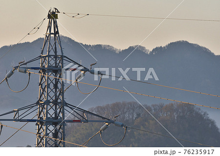 高圧送電鉄塔の風景　 76235917