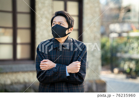 外で体調が悪いビジネスマンの男性 外で体調が悪いビジネスマンの男性 76235960