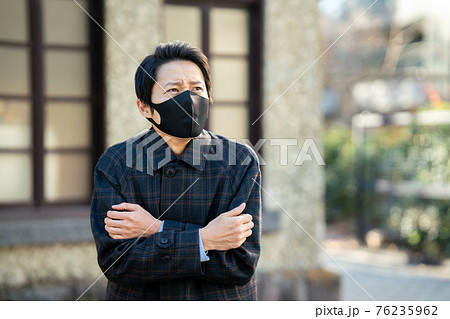 外で体調が悪いビジネスマンの男性 外で体調が悪いビジネスマンの男性 76235962