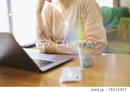 在宅ワークをする女性 在宅ワークをする女性 76235997