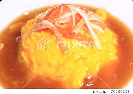 カニ風蒲鉾をトッピングした天津飯 76236118