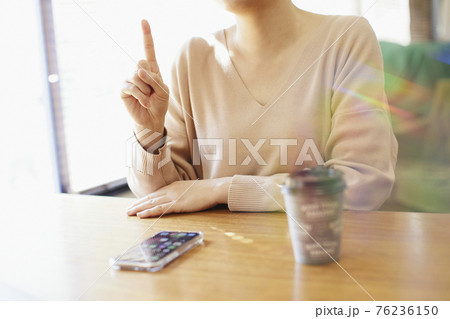 スマホを操作する女性 76236150