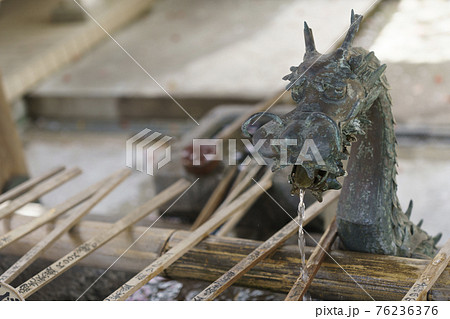 桜の季節の浪速高津宮（高津神社）手水舎　2021年3月 76236376