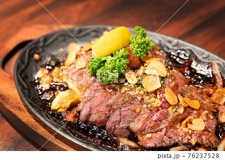 料理写真 肉料理 ステーキ 76237528