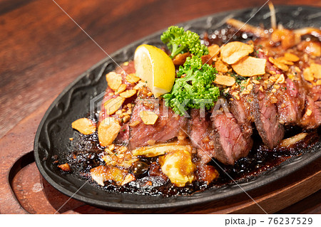 料理写真 肉料理 ステーキ 76237529