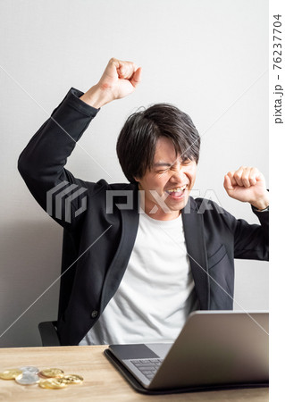 仮想通貨、爆益で喜んでいる男性 仮想通貨、爆益で喜んでいる男性 76237704