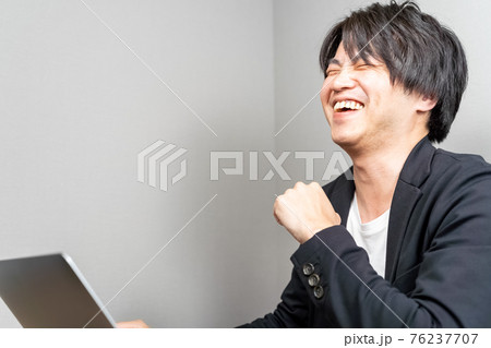 投資で儲けた男性 投資で儲けた男性 76237707
