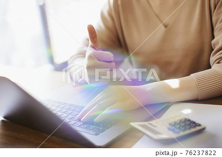 パソコンを操作する女性 76237822