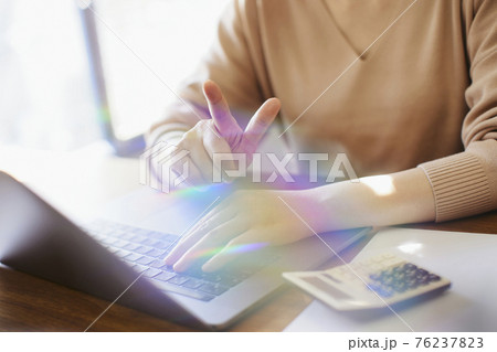 パソコンを操作する女性 76237823